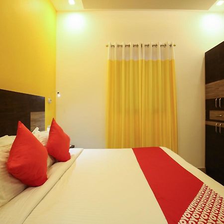 Oyo 10152 Rail View Residency Hotel Alappuzha Exterior photo