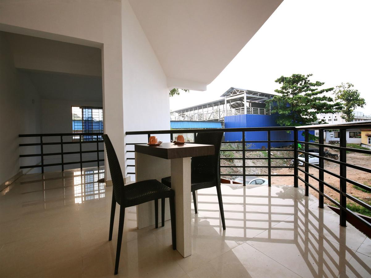 Oyo 10152 Rail View Residency Hotel Alappuzha Exterior photo